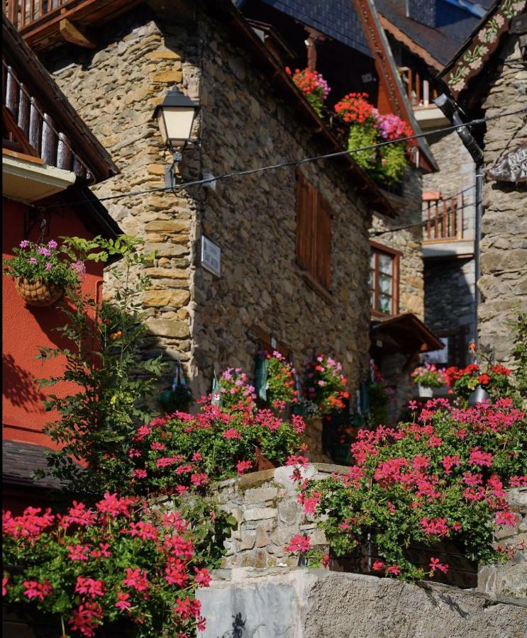 Casa De Piedra Con Encanto En El Bonito Pueblo De Bagergue Villa Luaran gambar